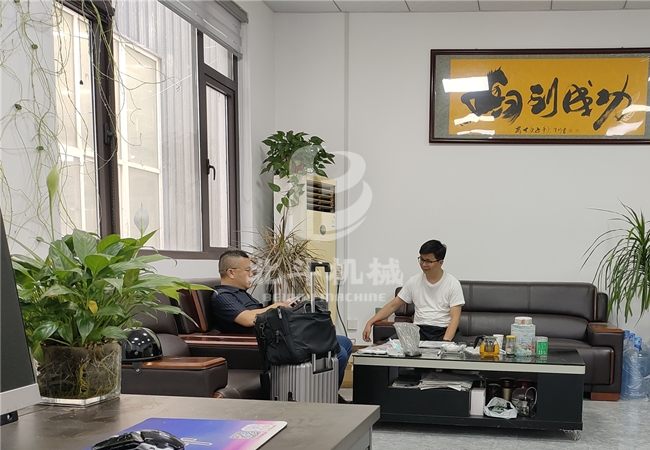 熱烈歡迎江蘇省客戶來我公司近距離考察連續式炭化爐