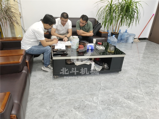 周經理與廣州客戶就木屑炭化爐的技術問題展開交流