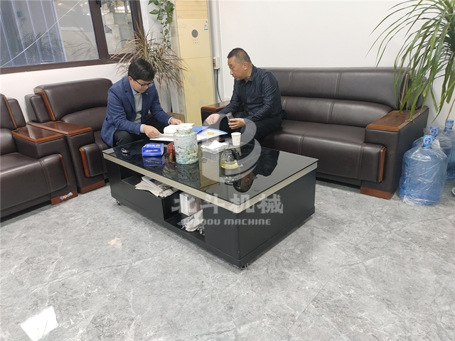 客戶對我公司全自動稻殼炭化爐的實地考察和產品評價